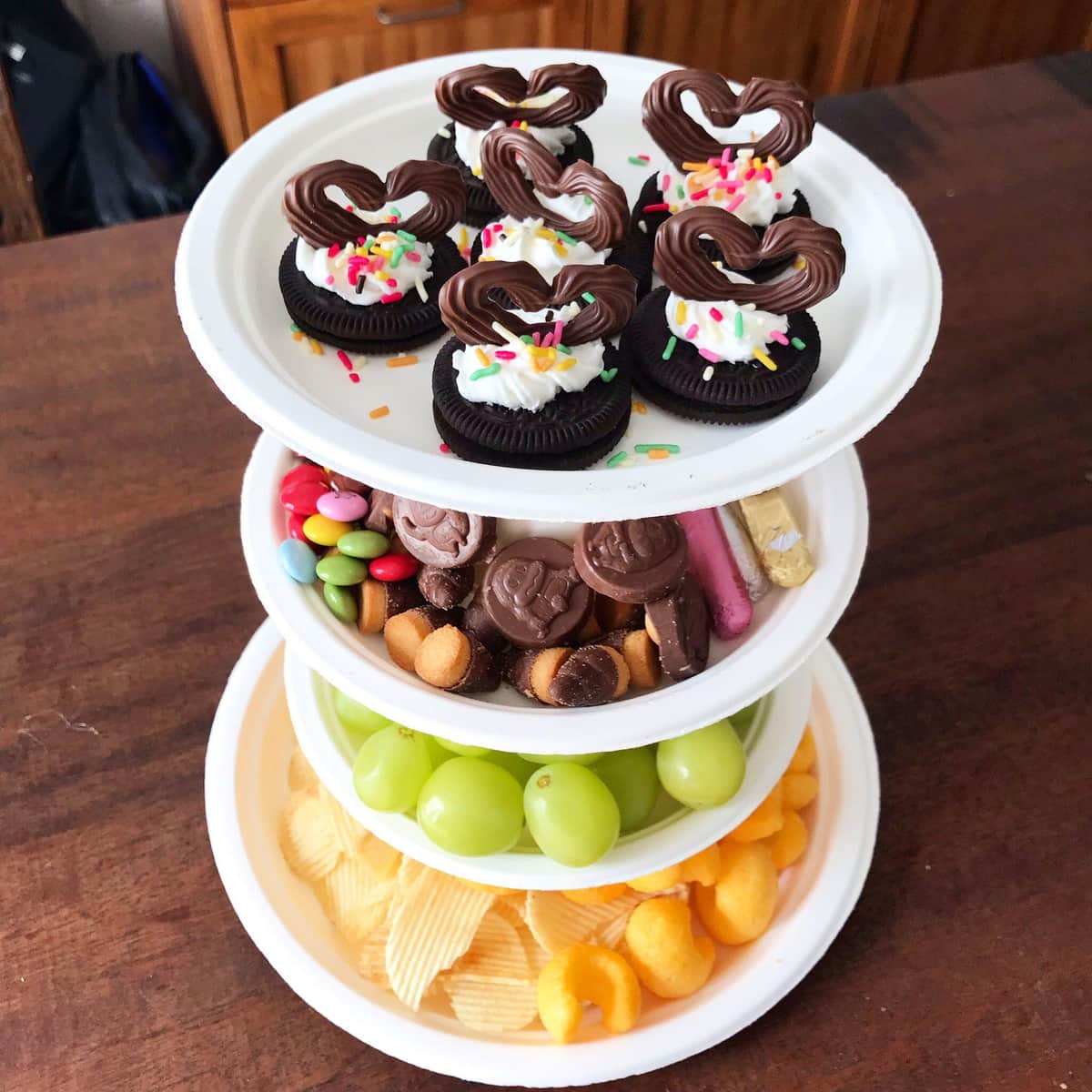 大阪在住の料理コラムニスト・山本ゆりさんが次女の誕生日に制作したバースデープレート