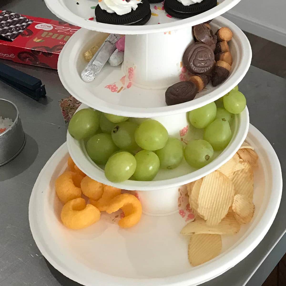 マスキングテープで皿とコップの接地面を繋げている