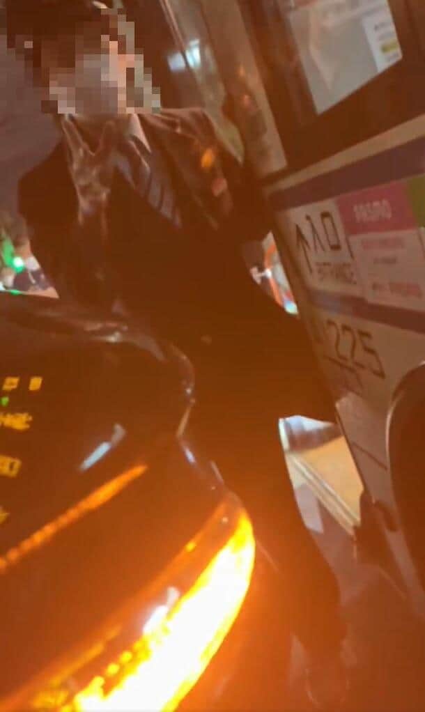 ドライバーに注意するバスの乗務員（ツイッター投稿の動画から）