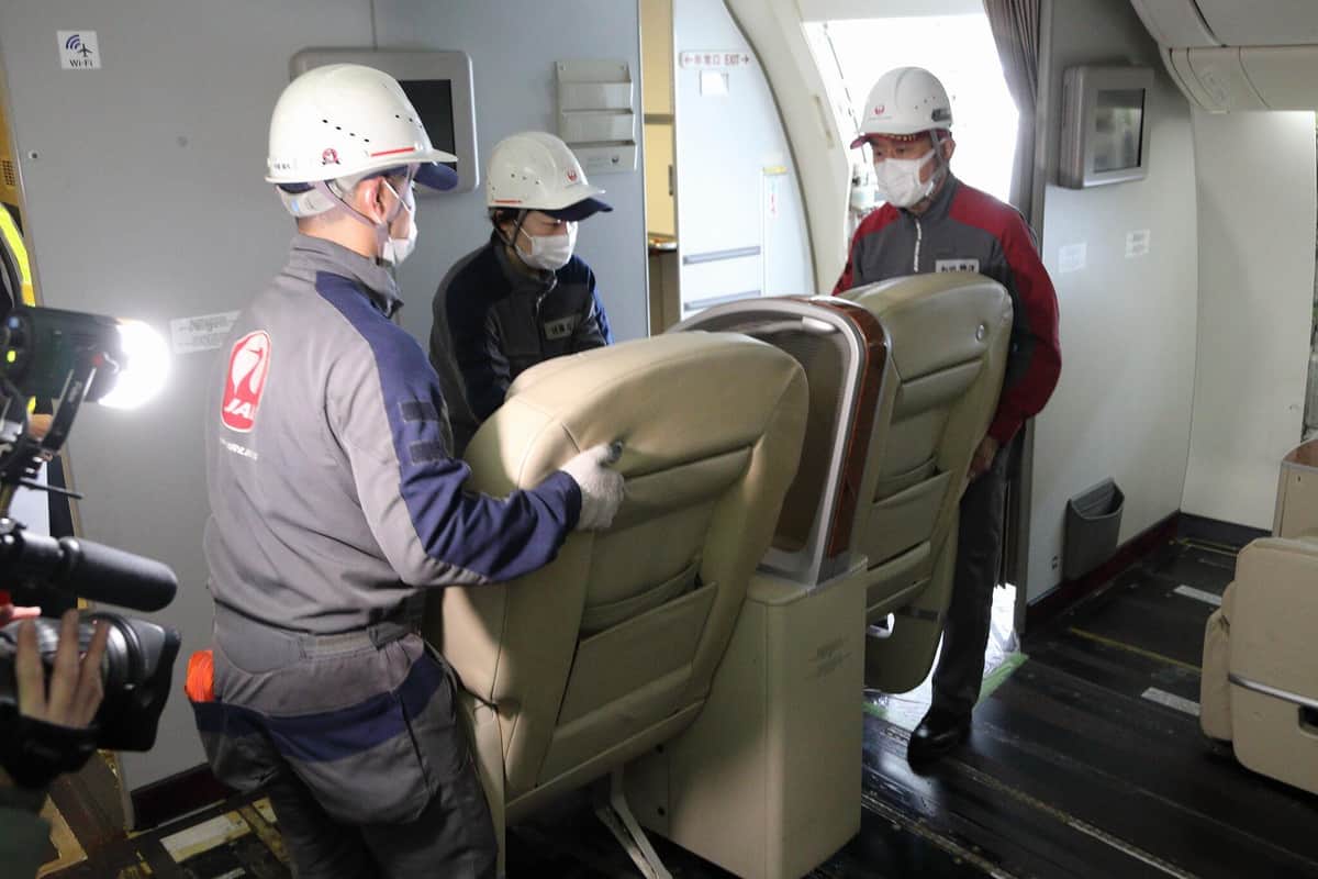 退役したボーイング777-200型機から座席を取り外す様子も公開された。座席は商品化も検討する