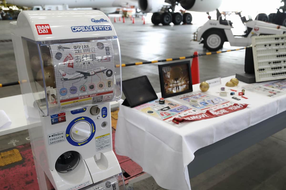 特に人気なのが「整備のお仕事ガチャ」。翼のボルトやエンジン用のナット、読書灯のカバーがカプセルに入っている