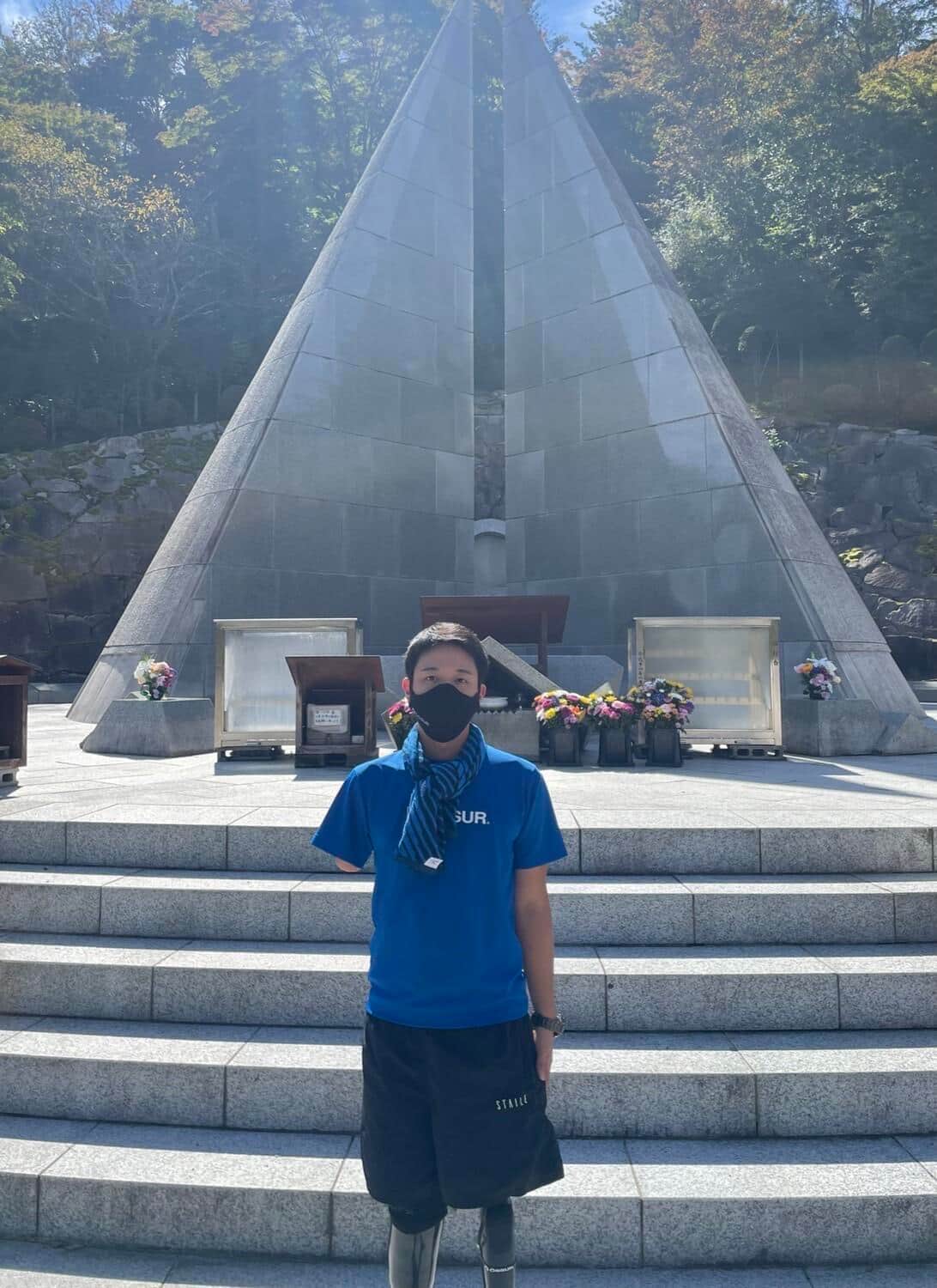 御巣鷹山の「慰霊の園」を訪れた山田千紘さん