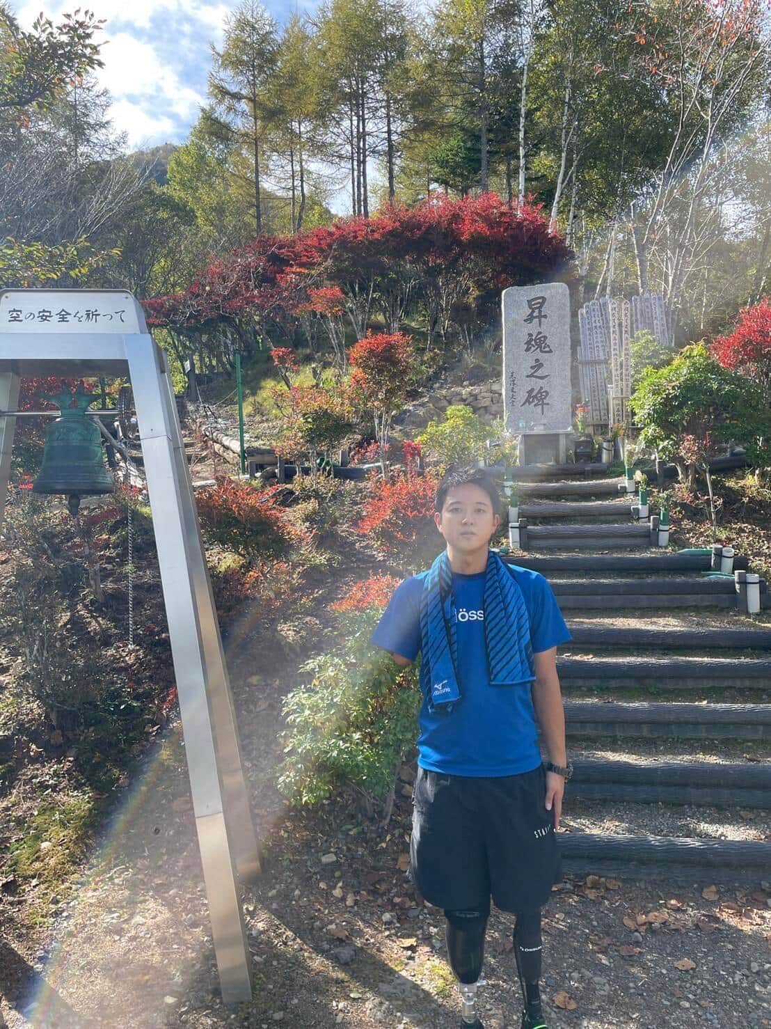 御巣鷹山の昇魂之碑を訪れた山田千紘さん