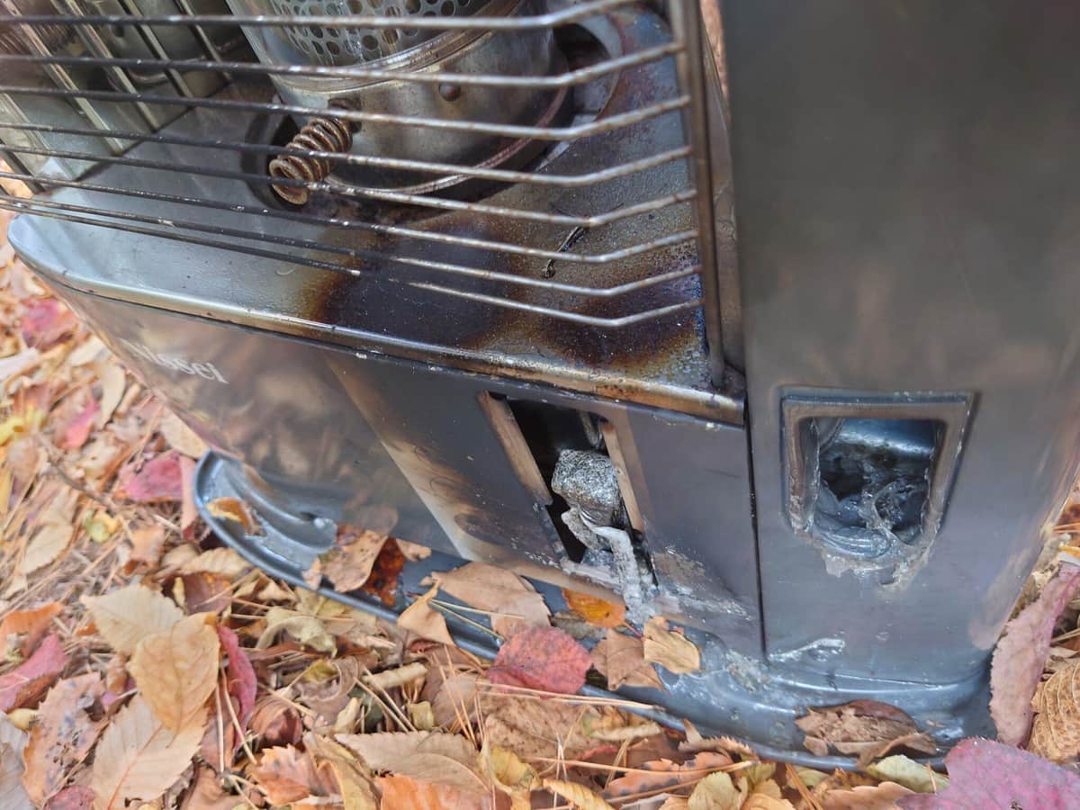 放置された黒焦げのストーブ（齋藤剛郎さん提供）