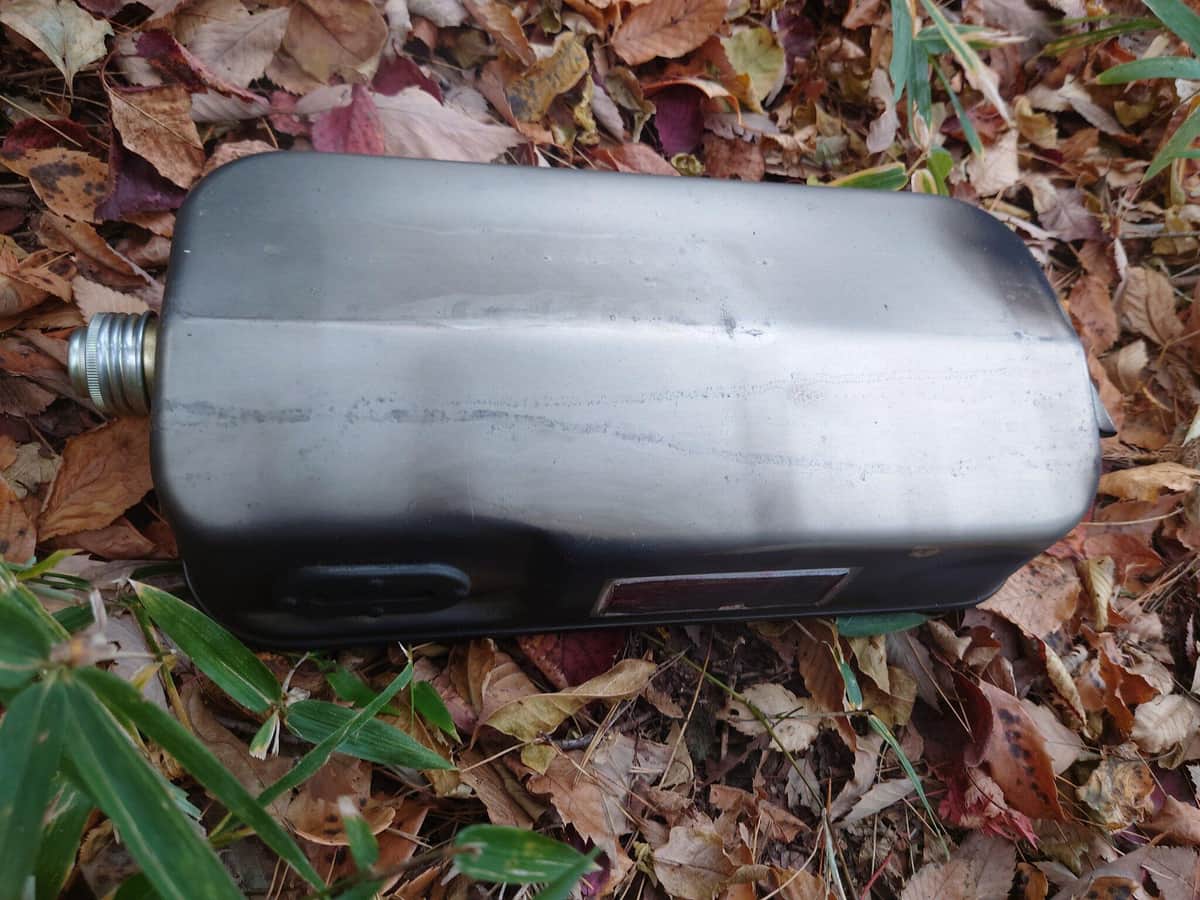 投げ捨てられた灯油タンク（齋藤剛郎さん提供）