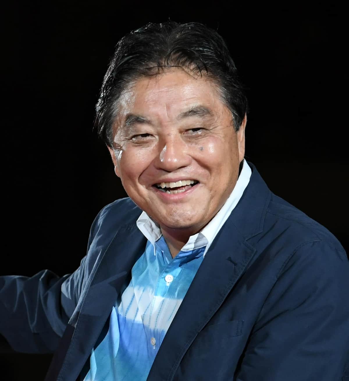 河村たかし市長、アイドル隣で卑猥ポーズ？　写真物議も...市は悪意否定「指ハートできなかっただけ」