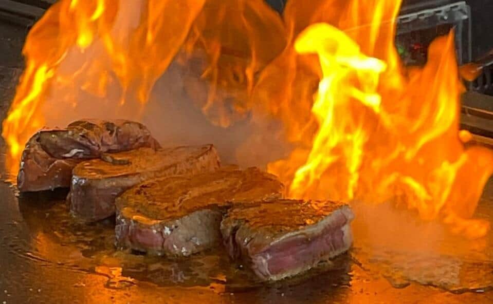 フランベで火が点いたステーキ（写真はイメージ）