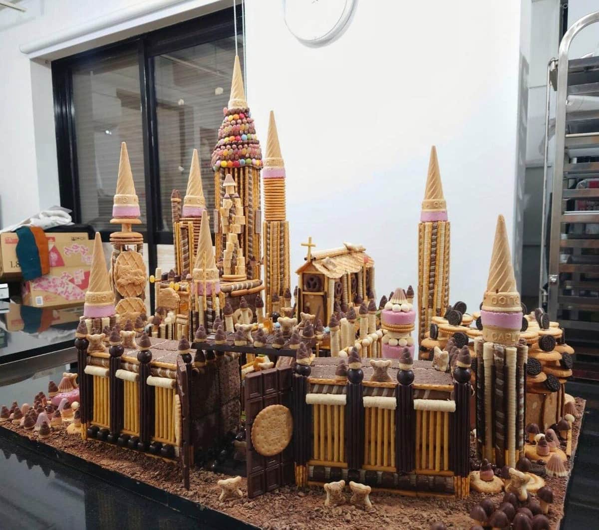 パティシエがノリで「お菓子の家」作ったら...41万いいねの大反響　「もはや城」「夢のような光景」