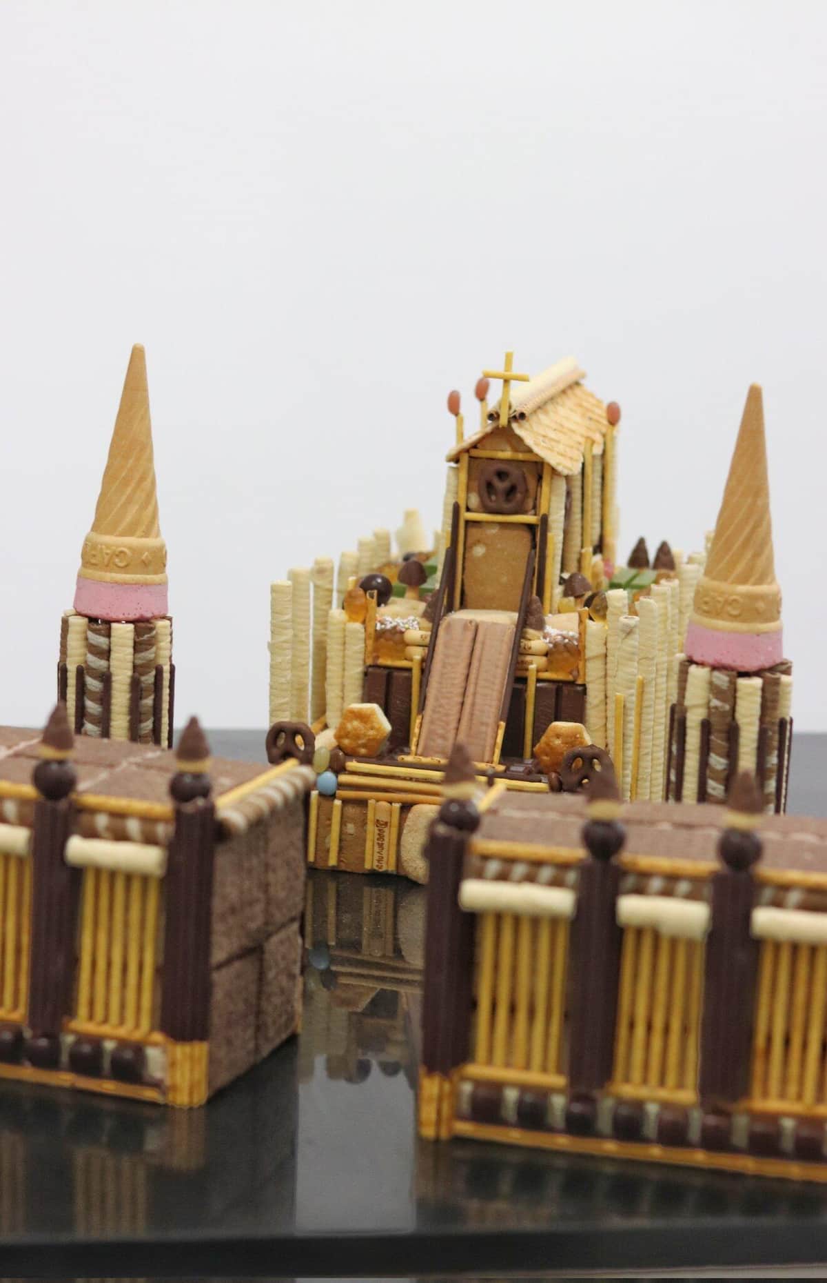 11月11日に投稿された「建築途中のお菓子の家」、小清水圭太さんのツイッター（＠chocossy_）さんの投稿より 