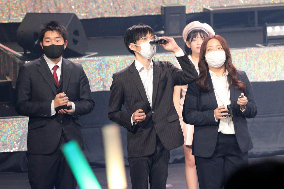 普段は「裏方」のマネジャーが壇上からペンライトの数を数えた