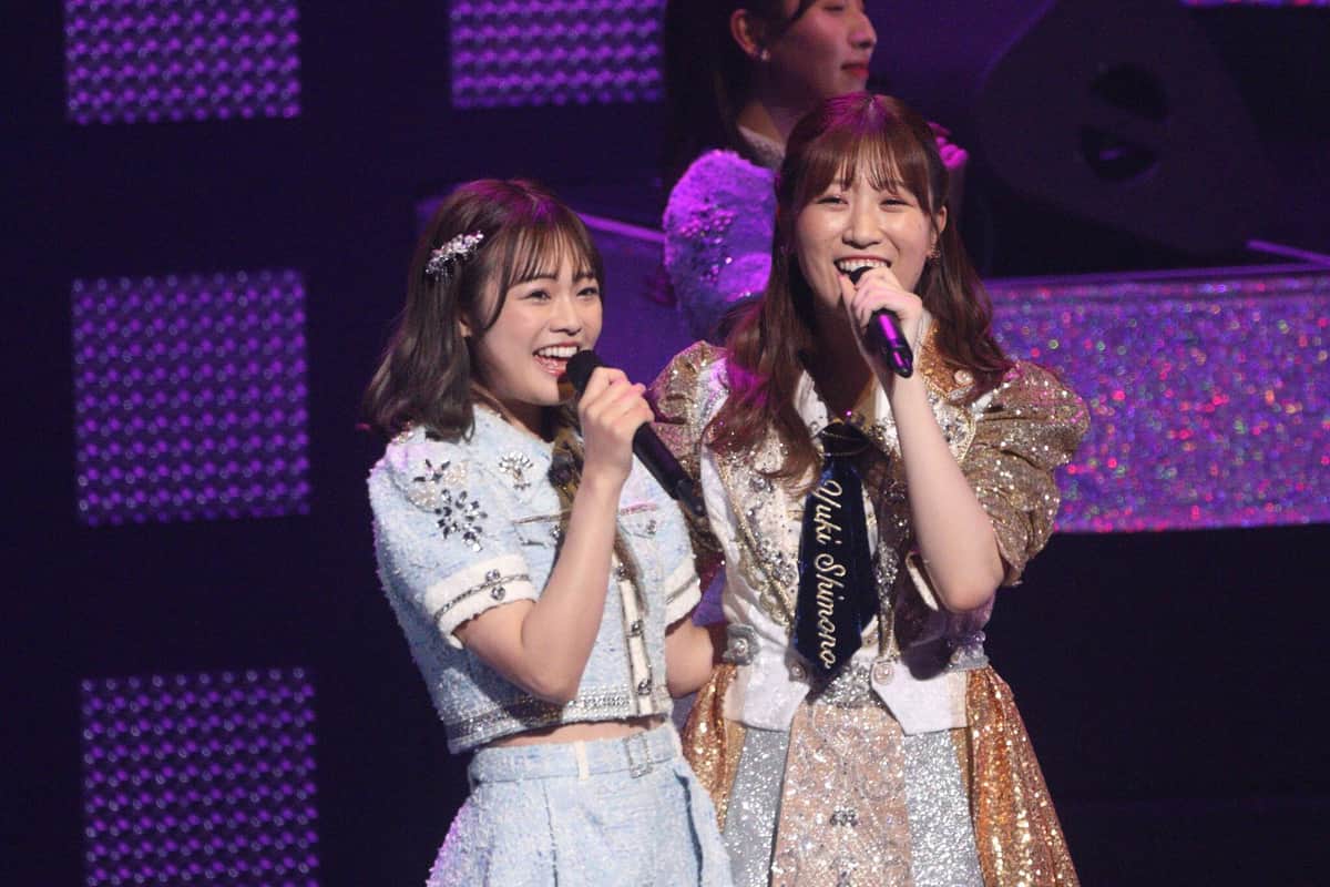 下野由貴さんセンターの「シアターの女神」。左側は11月26日に卒業発表した本村碧唯さん