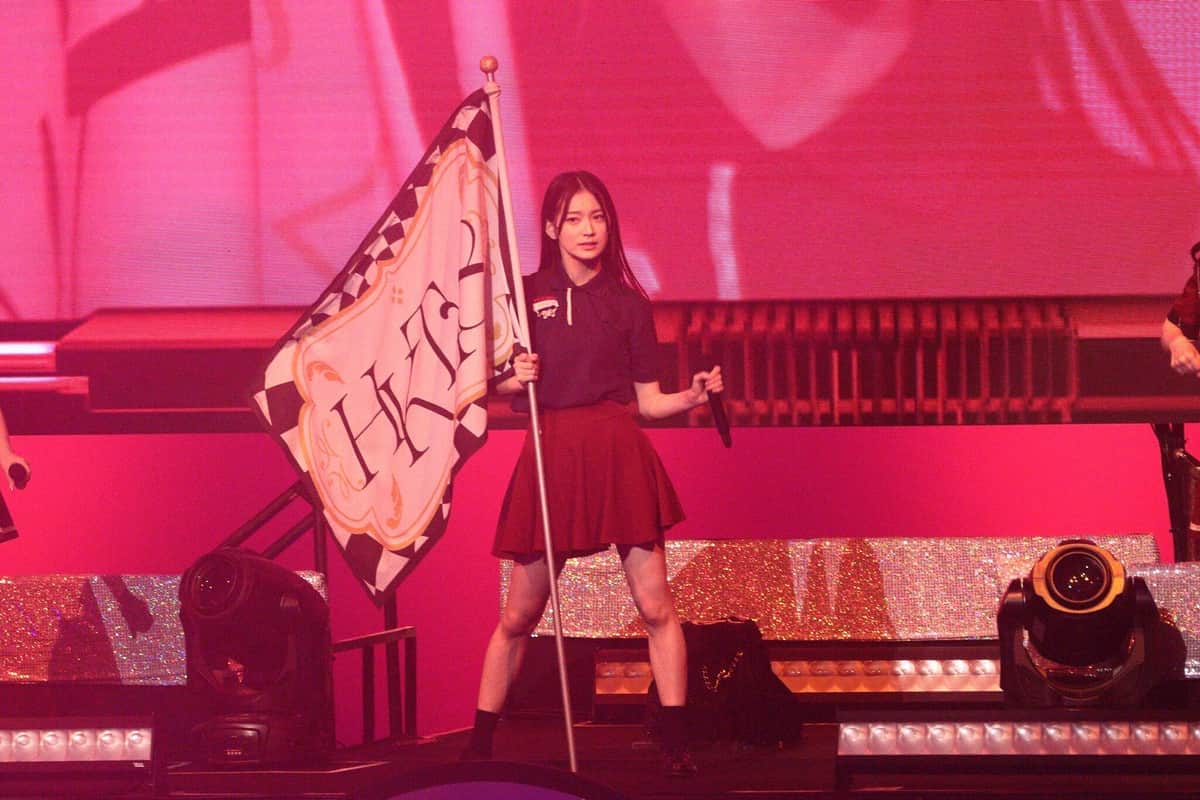6期生の最上奈那華さん。「鏡の中のジャンヌ・ダルク」で「HKT」の文字が入った旗を持って登場した