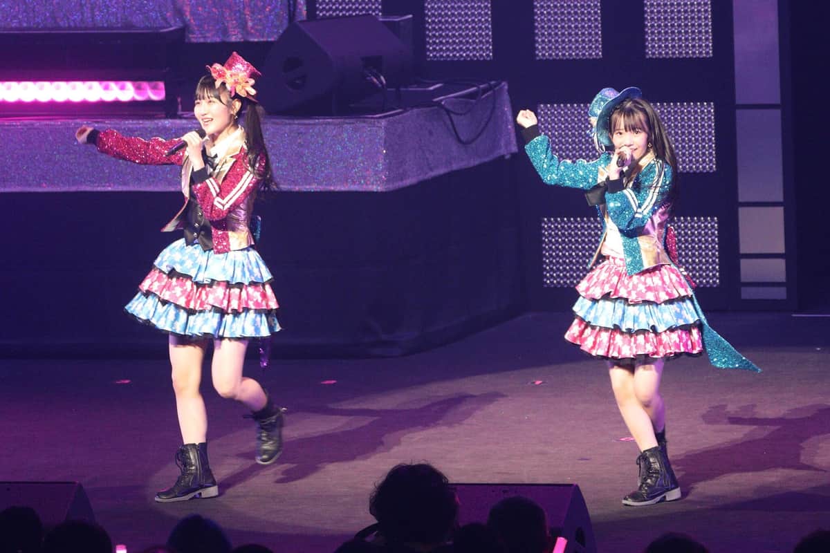 「Chain of love」を披露する今村麻莉愛さん（左）と江口心々華さん（右）