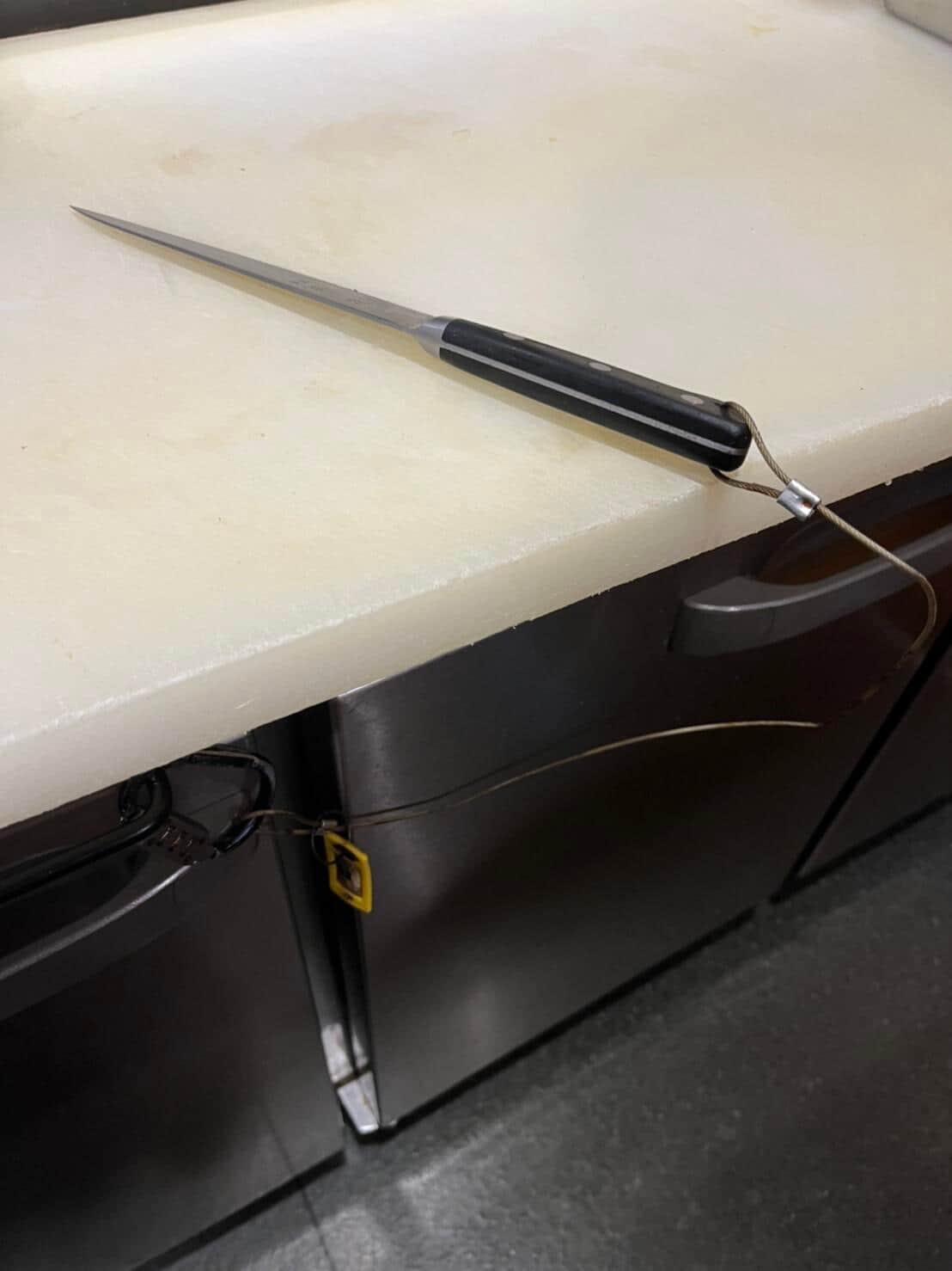 チェーンで繋がれた包丁