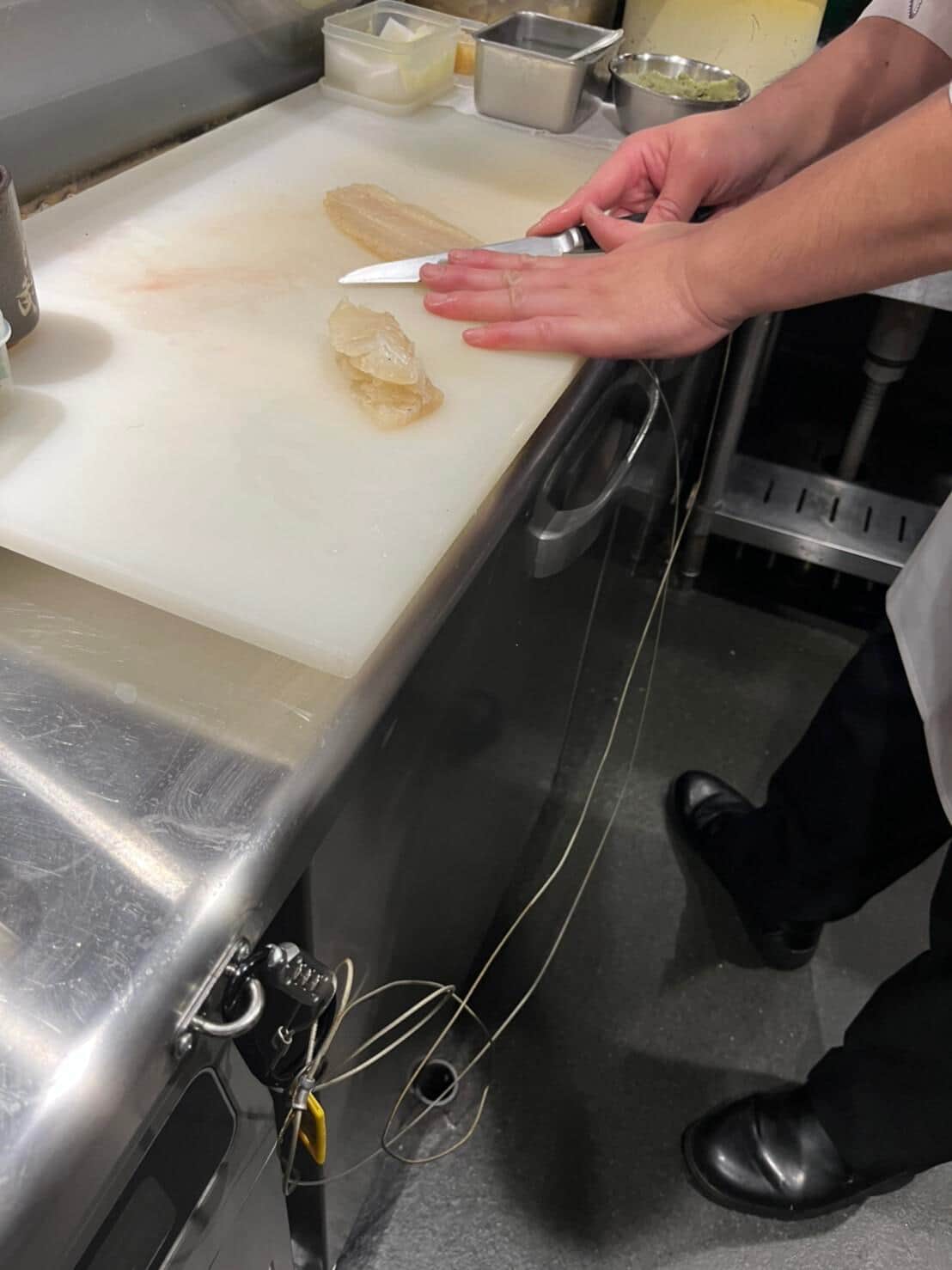 チェーンのついた包丁の使用感について、職人らは「慣れてしまえば何の苦もない」という