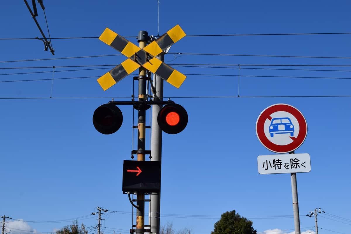 「出て行きなさい！」電車の乗務員が自転車男性に一喝　遮断機下りた踏切に勝手に侵入、SNSで非難轟轟...JR東に状況を聞いた
