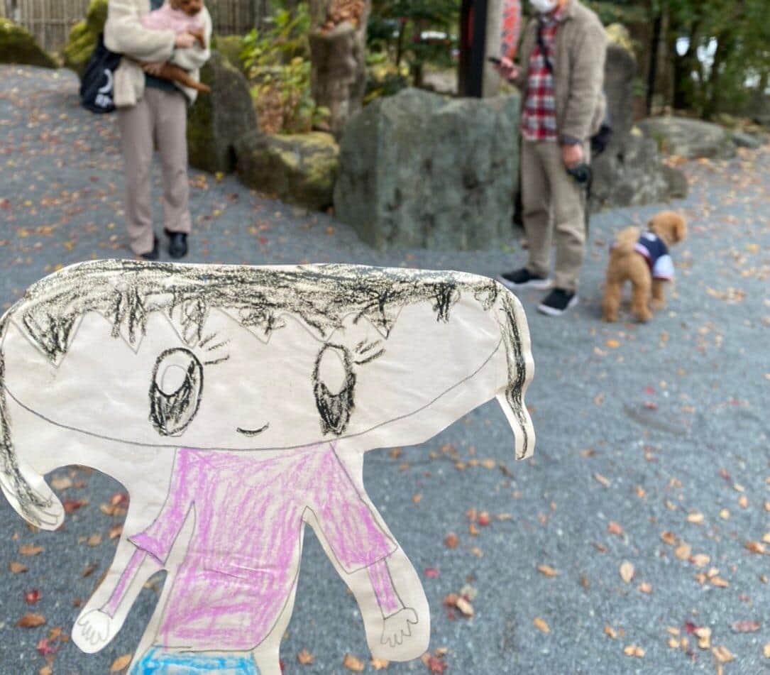 娘が旅行に来られない→「幼少期の自画像」連れ歩き記念撮影　親子愛に反響「楽しい家族すぎるw」