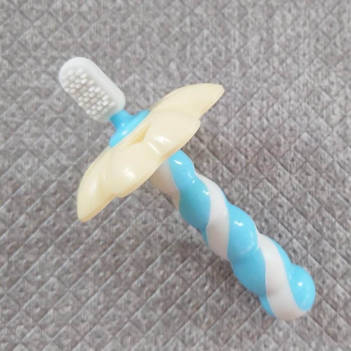 乳児用練習歯ブラシのプレートが口に入り...0歳児が「歯茎3cm切れた」　販売の西松屋が対策検討へ、販売は継続