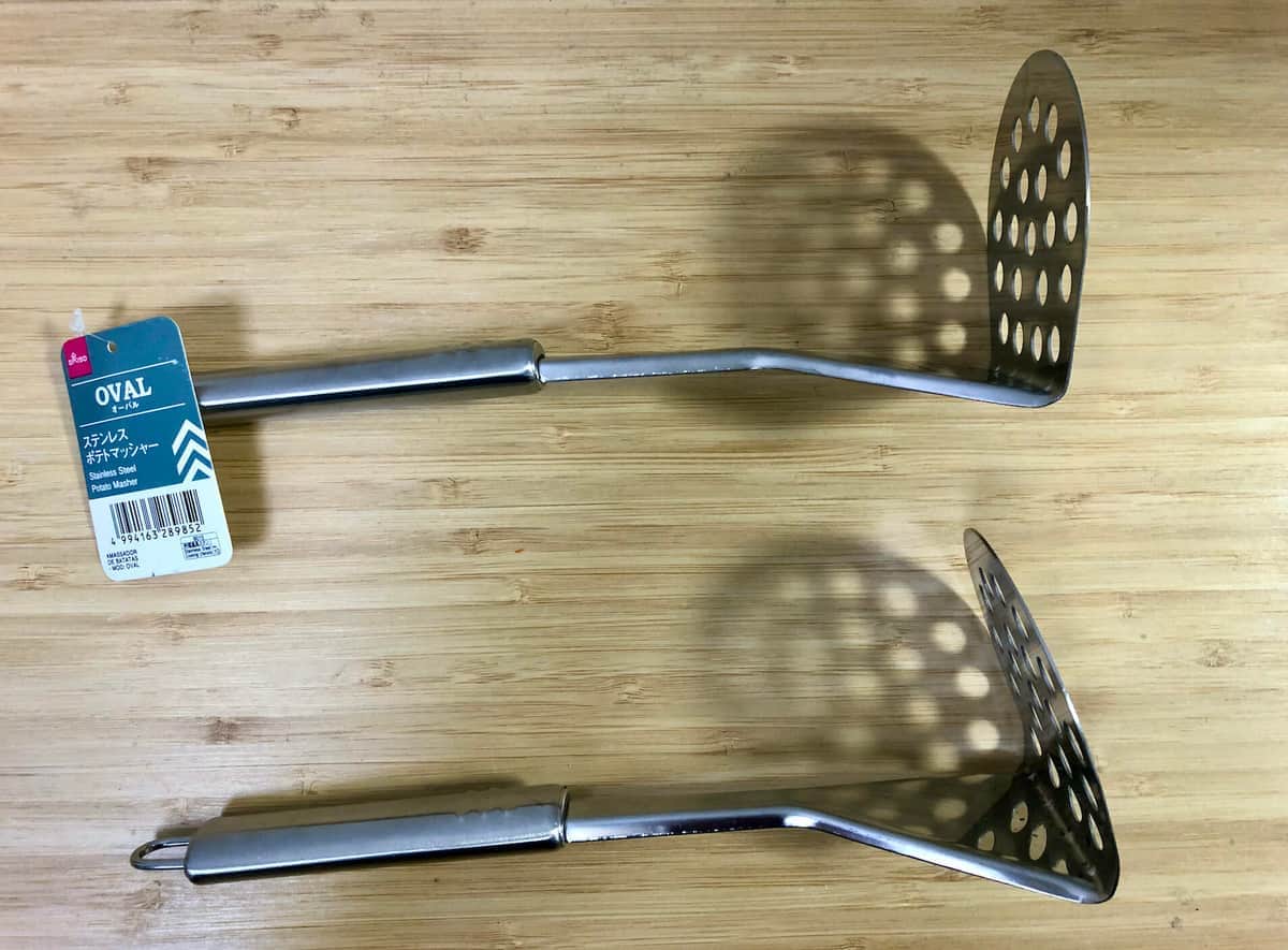 未使用のポテトマッシャー（上）使用したポテトマッシャー（下）