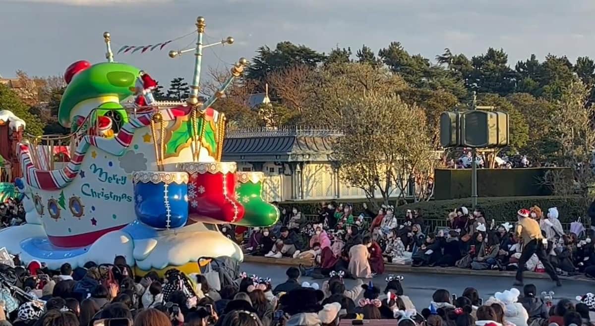 ディズニーランドのクリスマスパレードに男乱入、現場騒然　民間人が現行犯逮捕、警察が引き継ぐ
