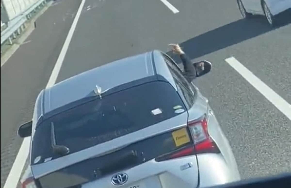 手を出して停車を促すかのような合図をした（投稿された動画から）