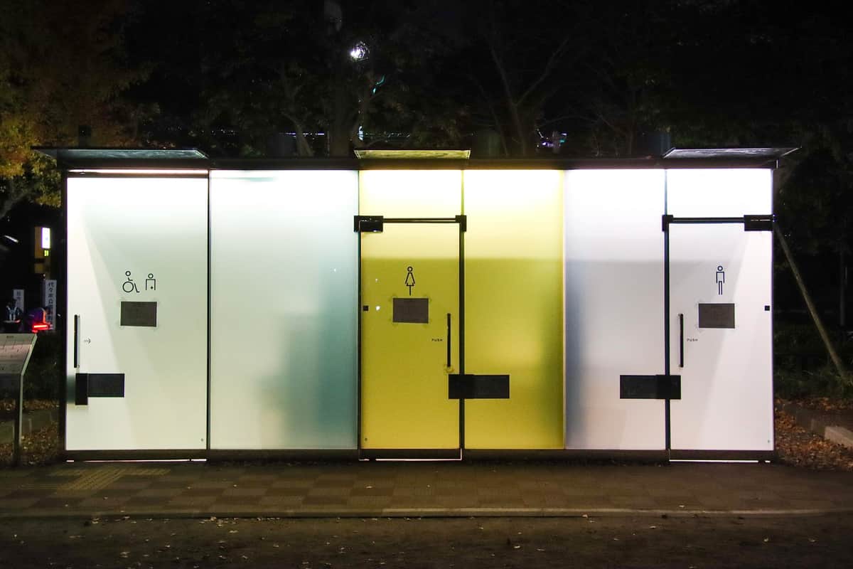 渋谷区の「透明トイレ」が故障受け「常時不透明」に