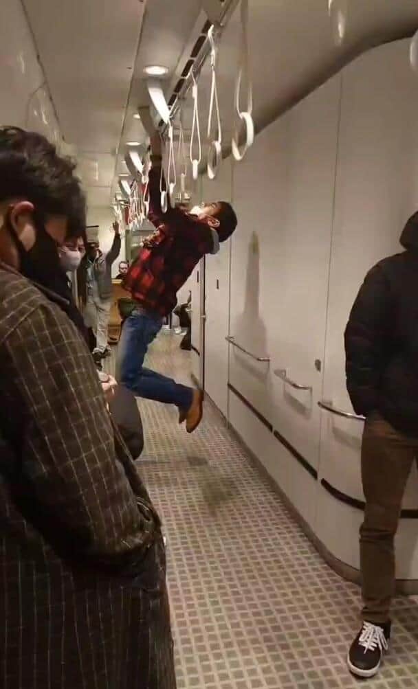 電車内で懸垂する北村貴寿県議（ツイッター投稿の動画から）