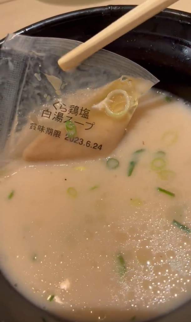 鶏塩パイタンらーめんに混入したスープ袋（みかぴさん@mikapi_1133提供）