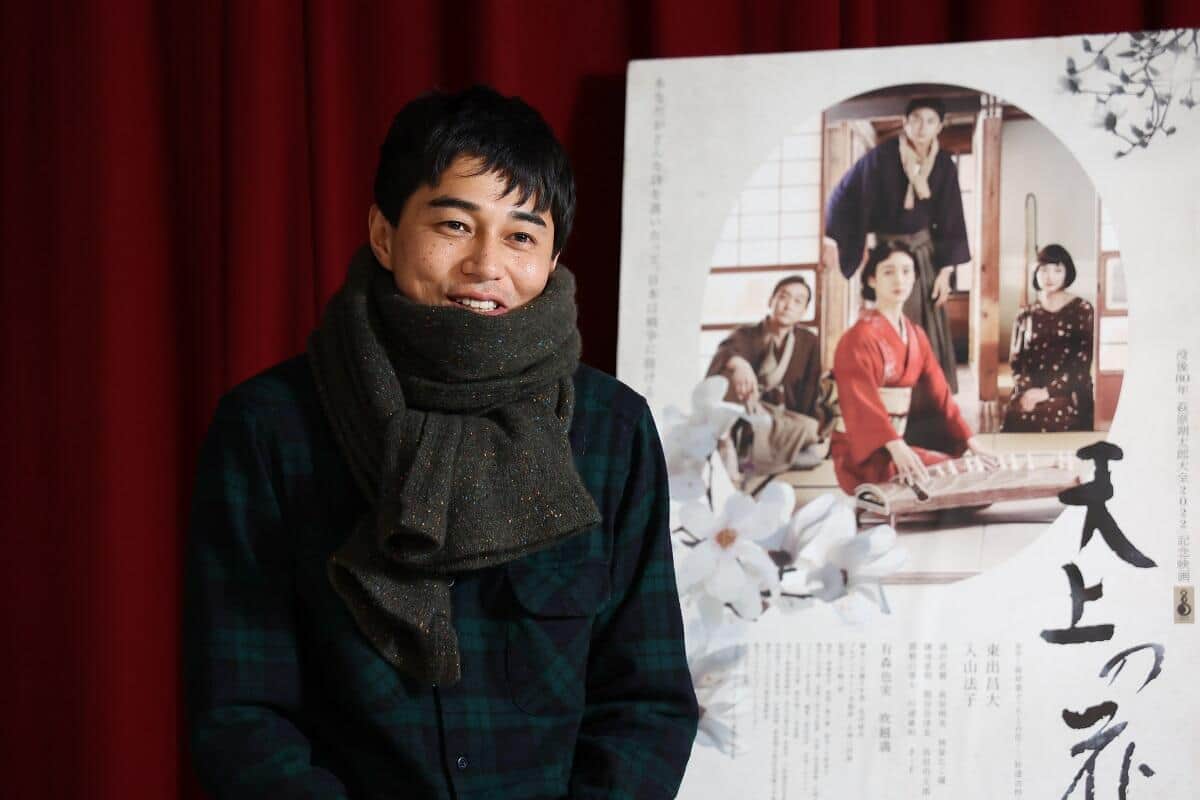 主演映画「天上の花」のパネル前で笑顔を見せる東出昌大さん