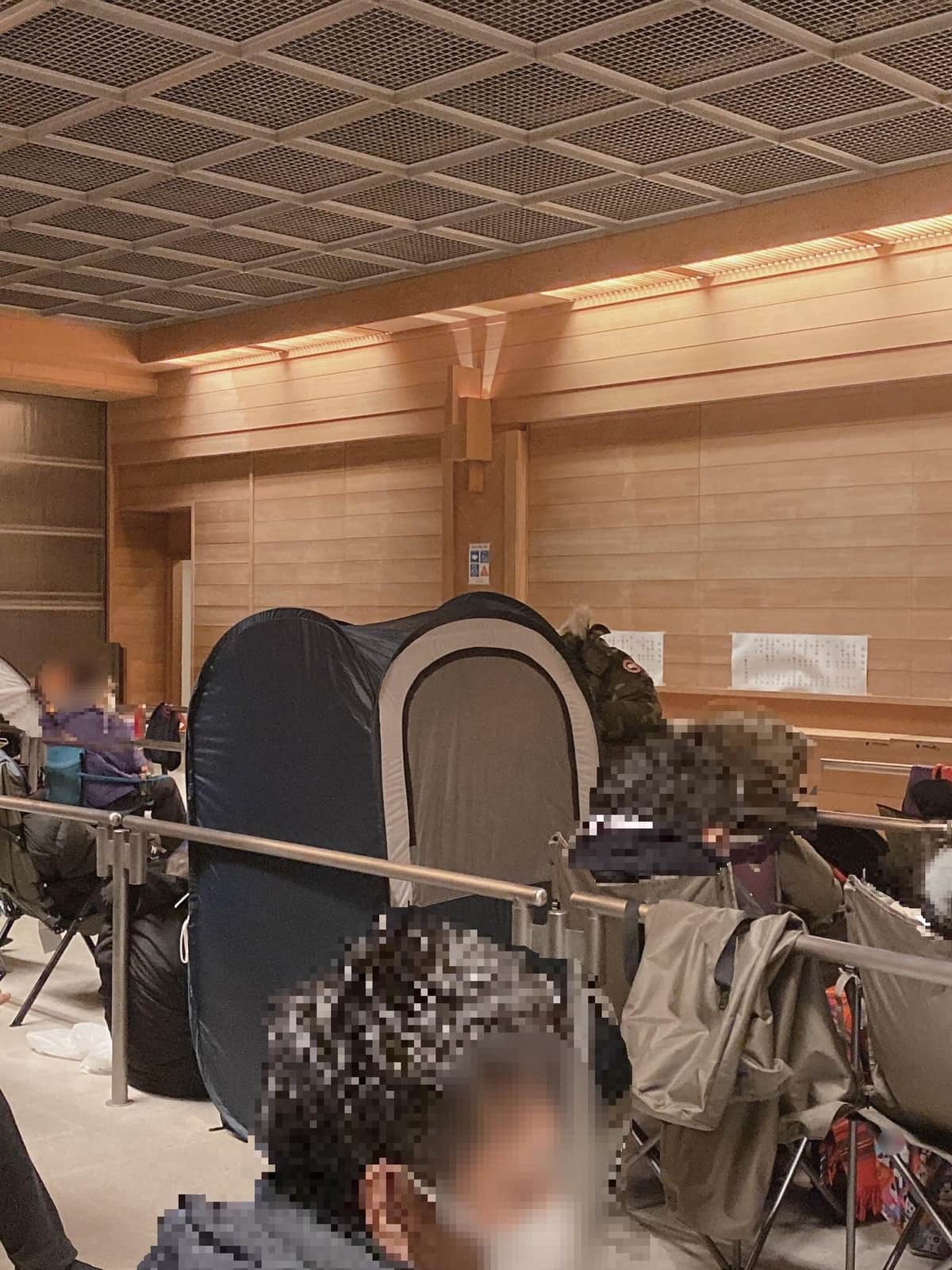 開門前にテントを設営する参拝客（写真：ツイッターユーザー提供）