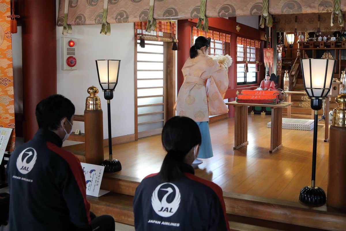 航空業界から合格祈願の「滑らないお守り」　羽田神社＆JAL、車止め再利用「御利益あると思う」