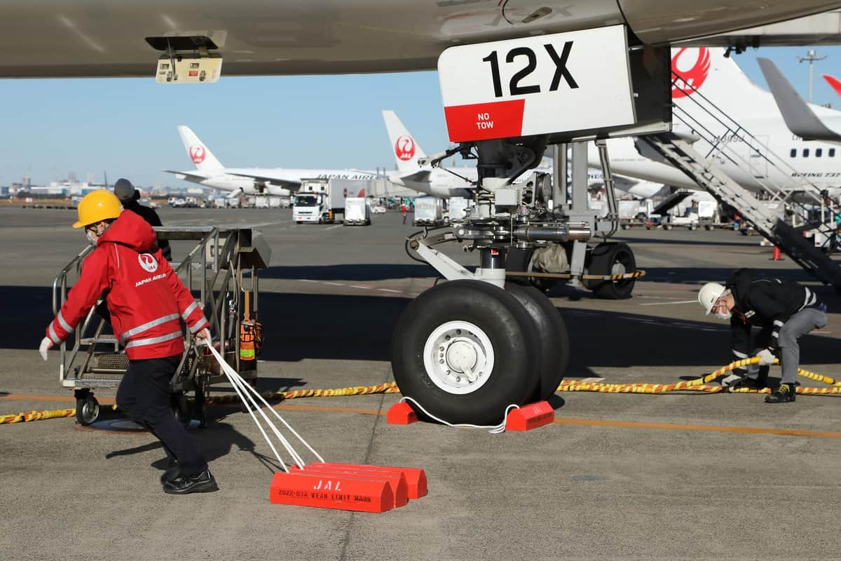 3セット、6本の「チョーク」で駐機する大型機を支える