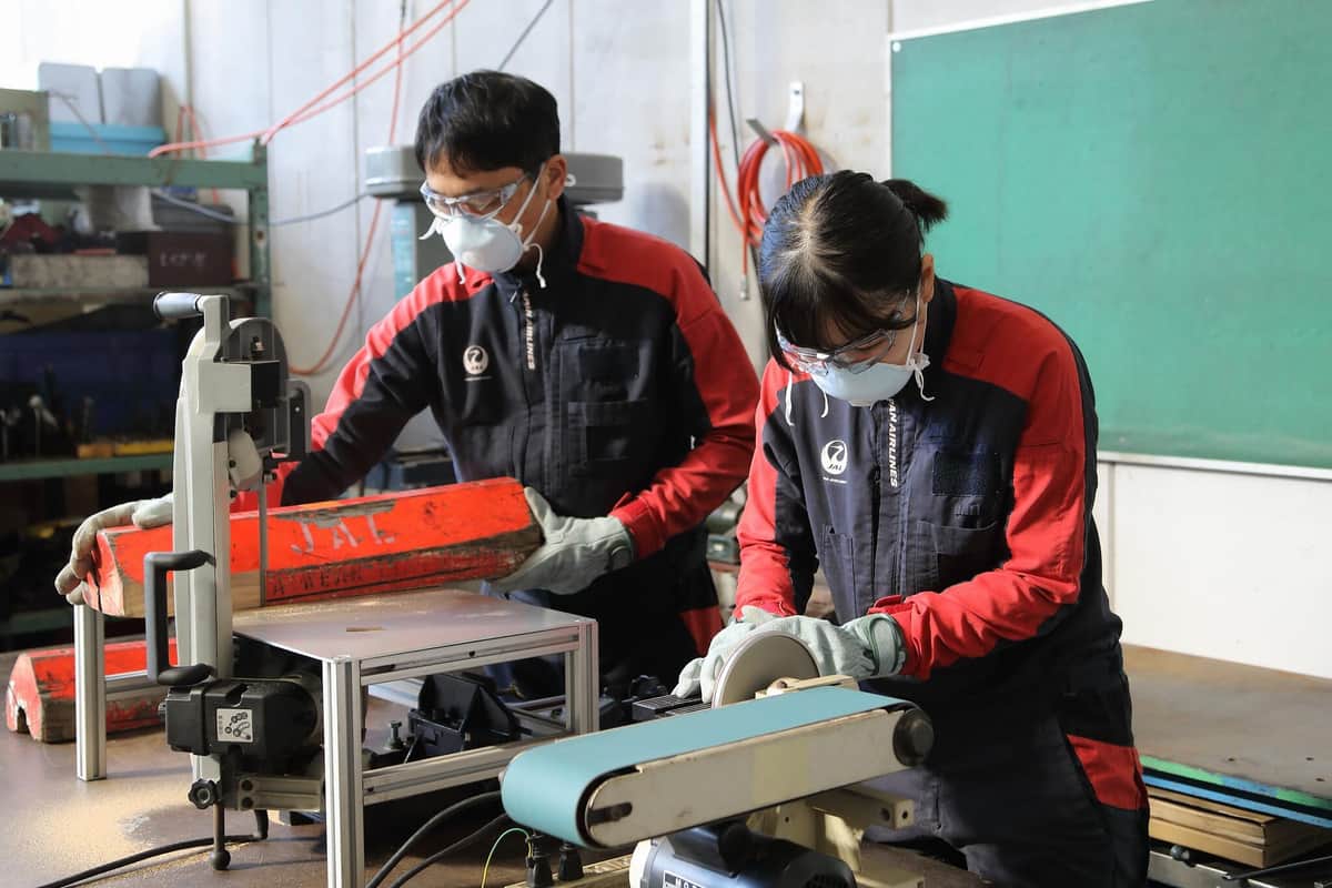 「ご祈祷」を受けたチョークを電動のこぎりで裁断し、研磨する