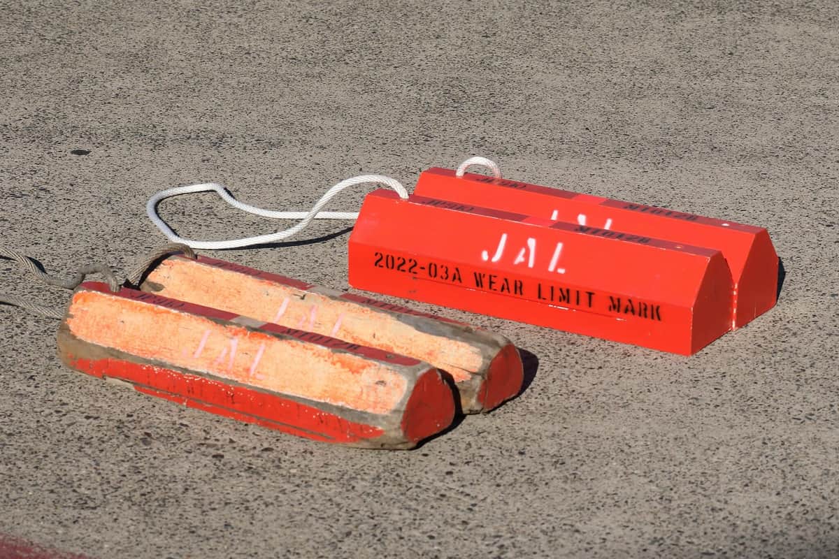 チョークは半年～1年ほどですり減って寿命が来る。右上が新品に近く、左下が寿命が迫っている