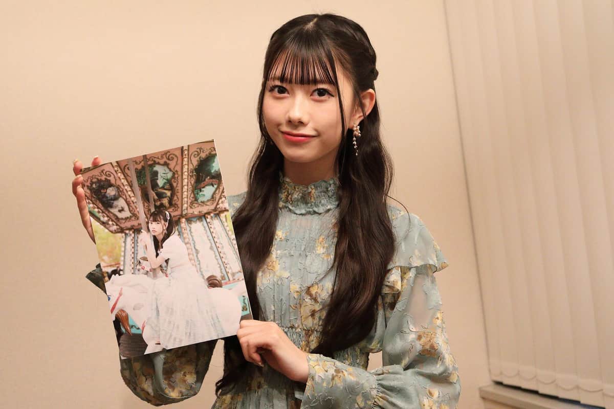 写真集の先行カットを手にするAKB48の千葉恵里さん。出版は「久しぶりのリップグロス」のセンター抜てき前に決まった