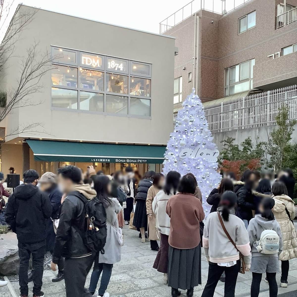 下北沢駅前の「silentツリー」にあふれたファンたち（2022年12月25日撮影、一部加工）