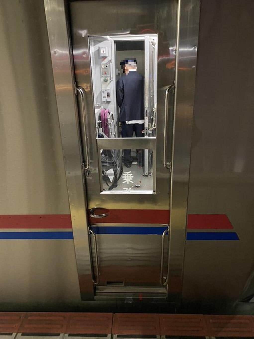 線路側のドアを開けていた（写真は、トリッピー＠torio0814さん提供）