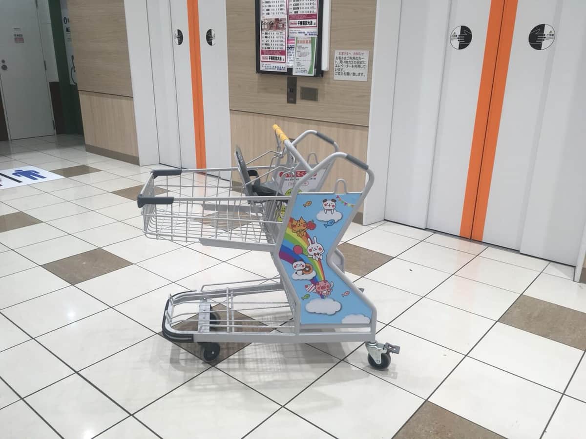 子供が「立って乗れる」カートが大反響　買い物に与えたアトラクション感覚...開発のきっかけは「親の悩み」