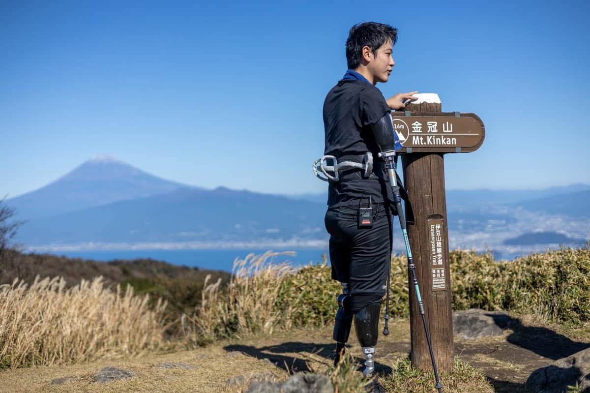 手足3本失った僕が富士山に登るには？　盲点だった義手の存在...生まれた「頼もしいパートナー」