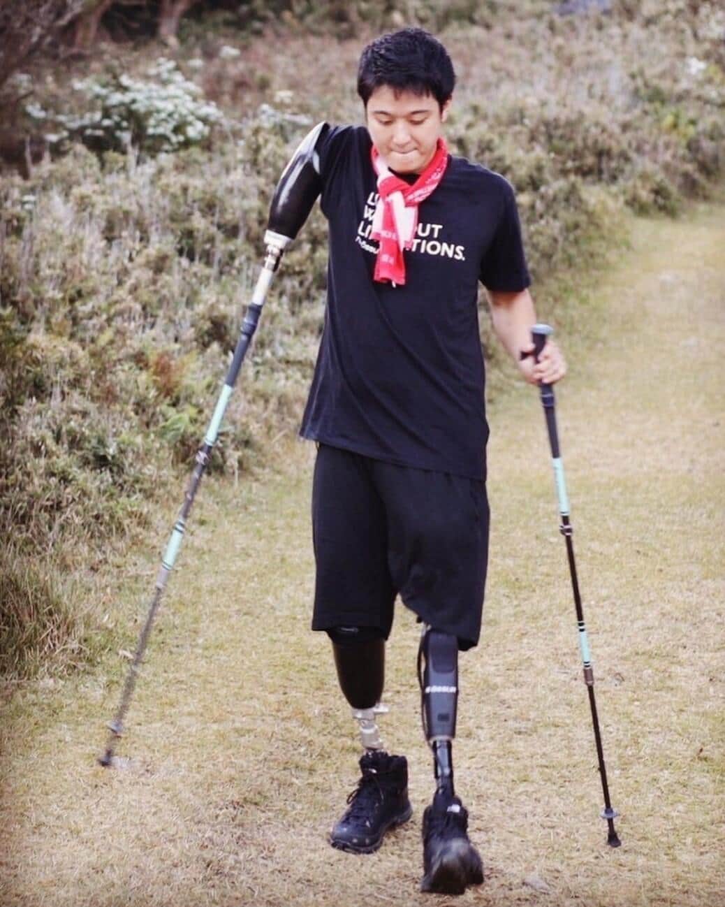 ストックつきの義手を使って金冠山に登った山田千紘さん