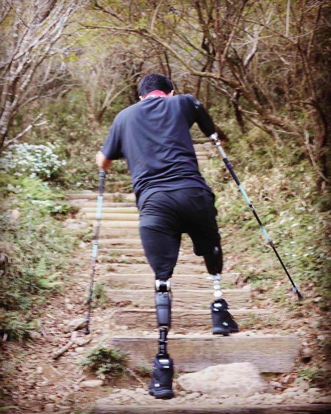 ストックつきの義手を使って金冠山に登った山田千紘さん