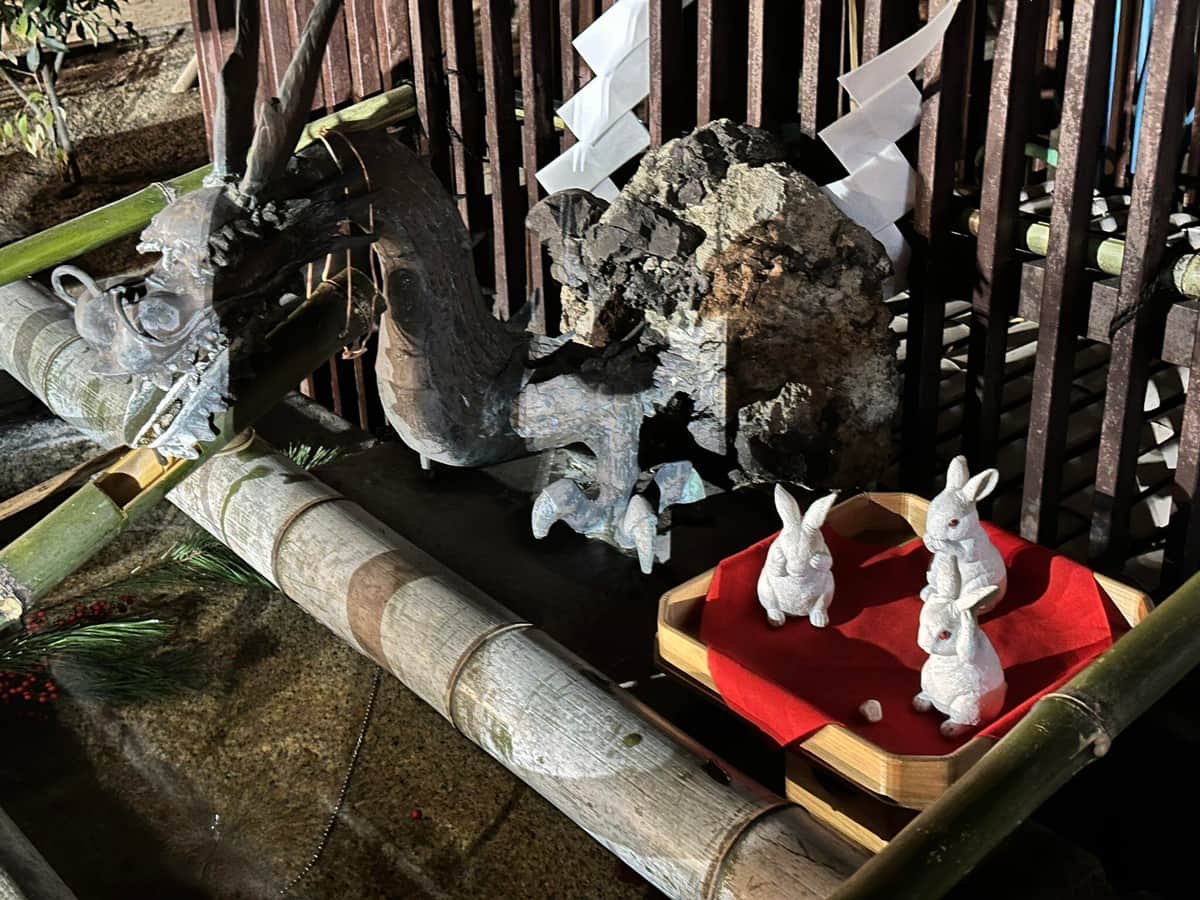 高浜神社に飾られていた「うさぎの置物」（写真提供：ツイッターユーザー＠usagi_samurai_さん。記事で紹介した投稿者とは異なります）