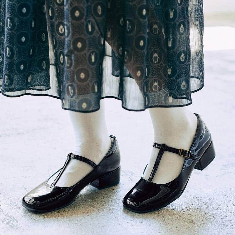 音が響きにくいエナメルＴストラップシューズ