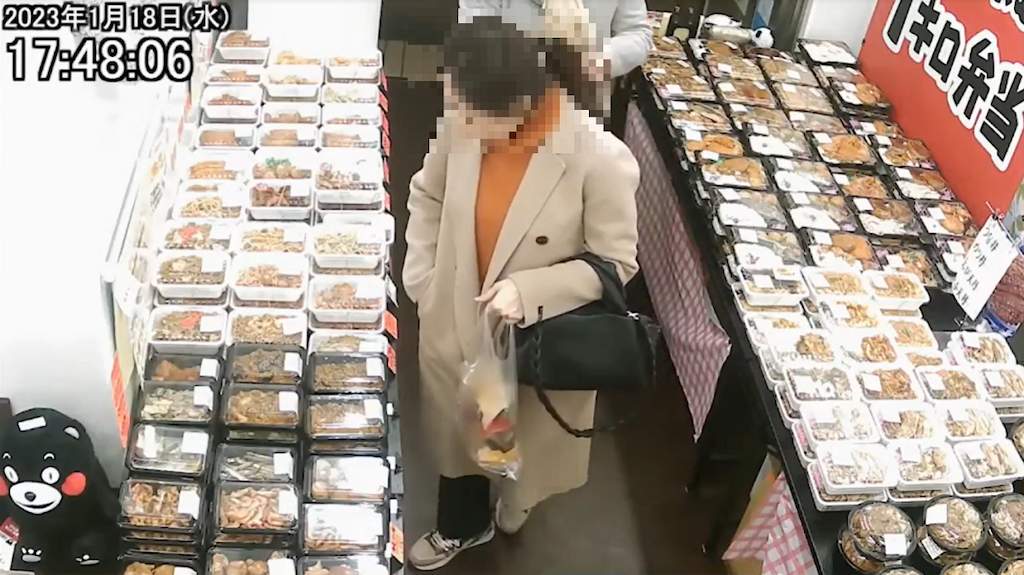 「キッチンDIVE」御徒町店で万引きした女性（同店提供動画から）