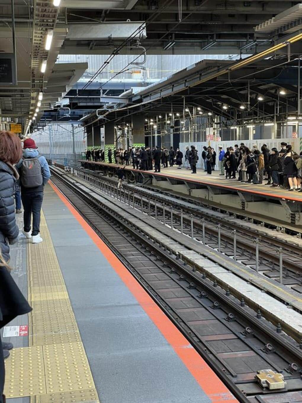 ギャル風女性が線路に侵入...まさかの行動にホーム騒然　渋谷駅で一体何が？JRと目撃者に聞いた