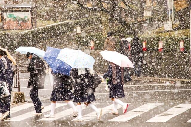 服装を指定する制服に疑問の声（写真はイメージ）