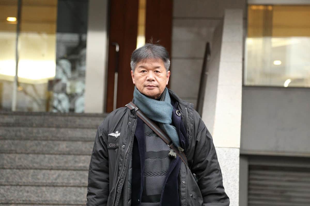共産党で党首公選を求めている松竹伸幸さん。写真はかつての職場前で撮影された