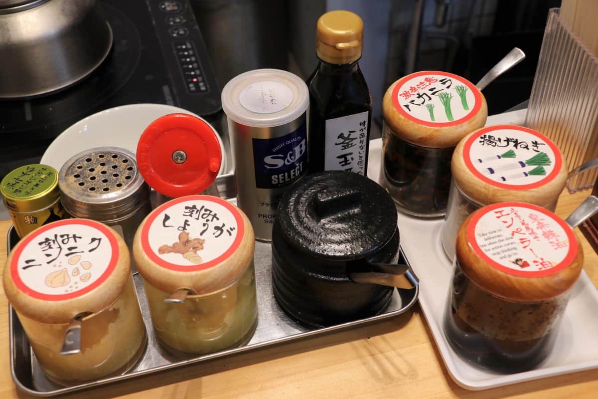 卓上に置かれた調味料や薬味を使って「味変」が楽しめる