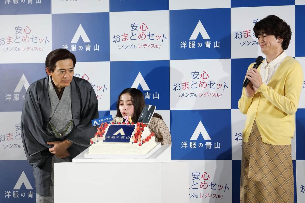 バースデーケーキのろうそくを吹き消す橋本環奈さん（中央）