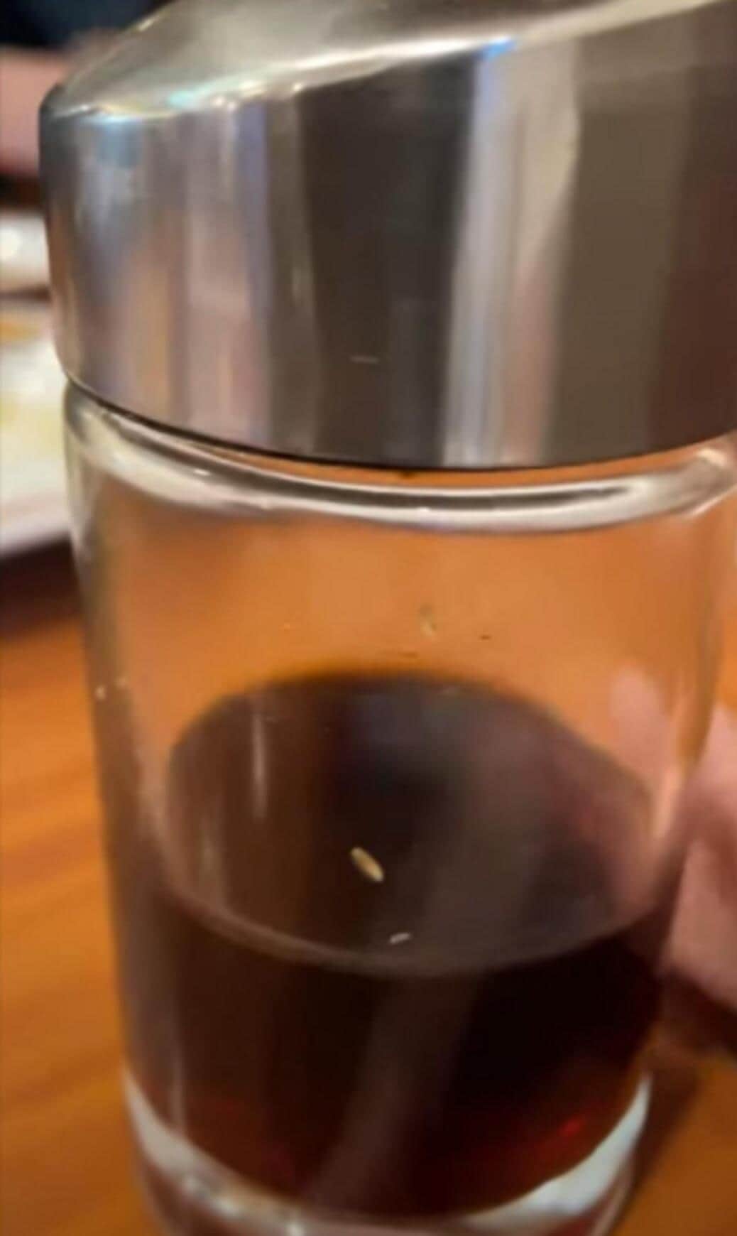 ビンの内壁を這う白っぽい虫（ユーチューブ投稿の動画から）